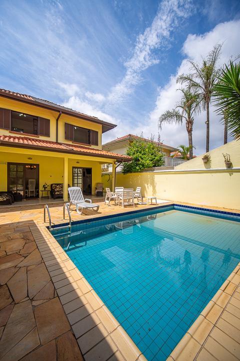 Casa à venda em Cotia, Granja Viana, com 3 suítes, com 270 m², Condomínio Villa Nova